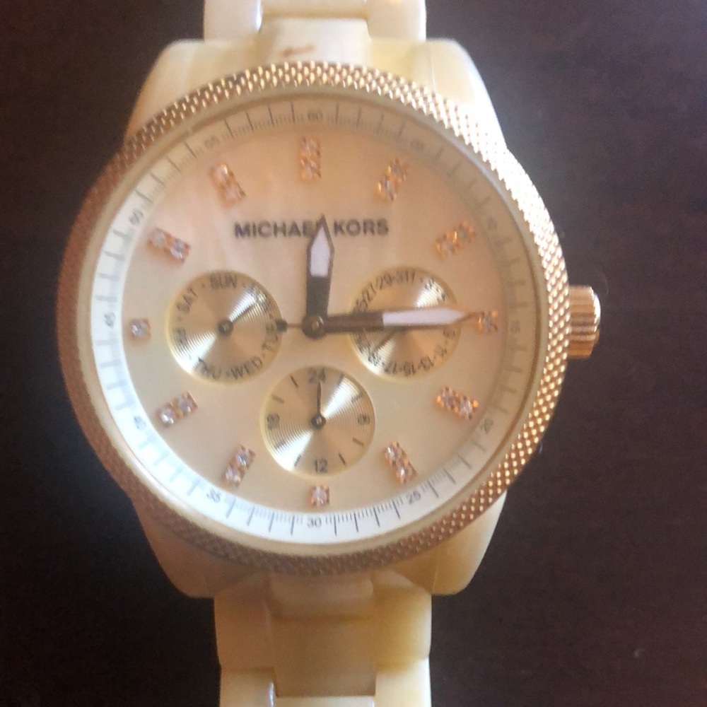 Michael Kors - Picture 2 of 4